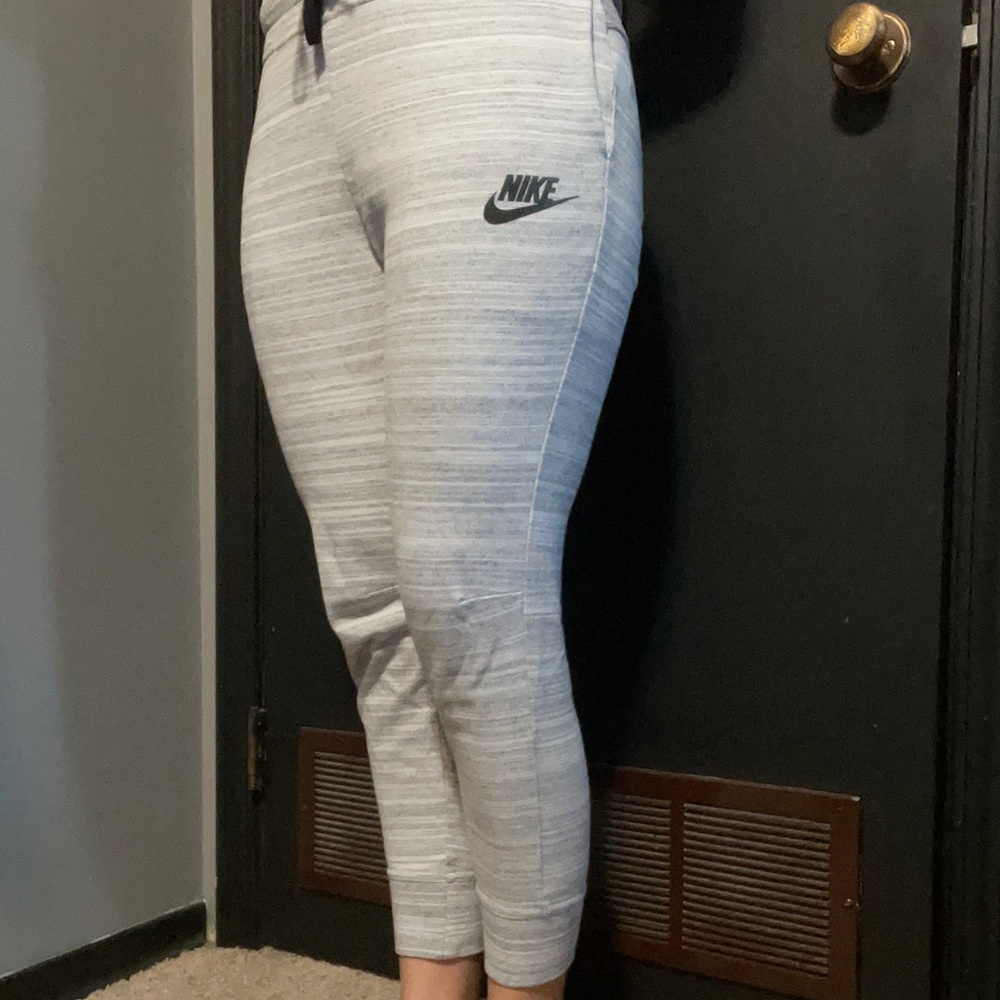 Woman’s Nike Jogger white/grey - small